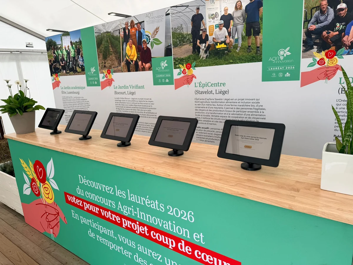 Cinq tablettes avec l’application de vote devant les projets Agri-Innovation 2026, sur le stand Cera.